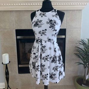 Black and white flower print dress, with pockets!